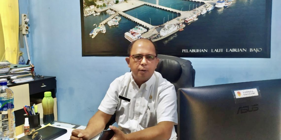 Kepala Bidang Pelabuhan, Mahadin Sibrani menjelaskan rencana pengembangan pelabuhan Aimere, Ngada kepada katongNTT di ruang kerjanya, Rabu ( 12/10/22). (Divan-KatongNTT)