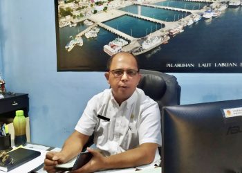 Kepala Bidang Pelabuhan, Mahadin Sibrani menjelaskan rencana pengembangan pelabuhan Aimere, Ngada kepada katongNTT di ruang kerjanya, Rabu ( 12/10/22). (Divan-KatongNTT)