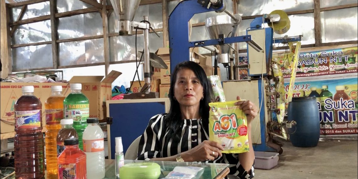 Agustina Ratu, pemilik UMKM Merede, yang memproduksi Sabun Bubuk dan cair di NTT (KatongNTT-Ruth)