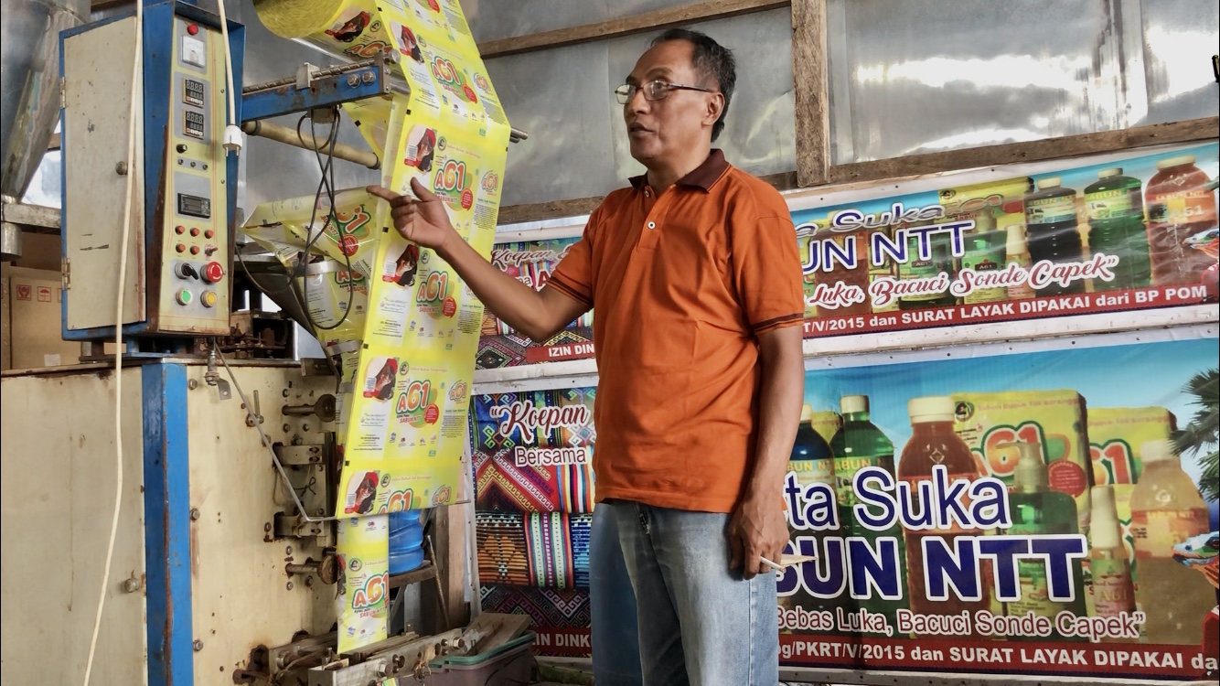 Jusuf Lado, di rumah produksi sabun miliknya di Kelurahan Fontein, Kupang, NTT (KatongnTT-Ruth)