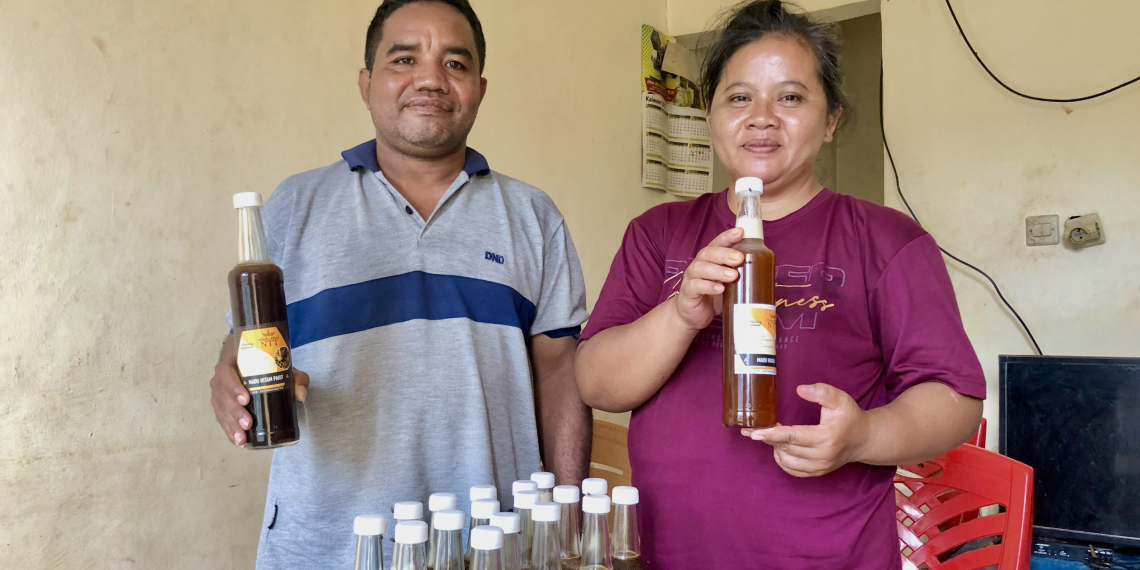 Pendeta Ferdinan Jebaut dan Istrinya Elvina. Pebisnis madu Semau saat disambangi ke kediaman mereka (Ruth-KatongNTT)