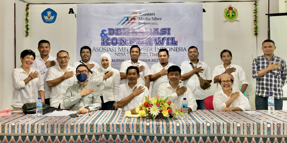 11 pemimpin media siber di NTT yang resmi bergabung di AMSI bersama korwil AMSI (baju abu-abu) dalam konferensi wilayah NTT, Senin, 28/11/22. (Ruth-KatongNTT)