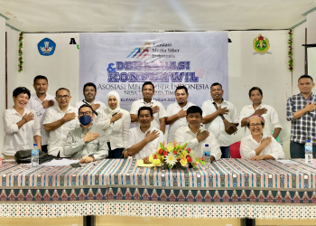 11 pemimpin media siber di NTT yang resmi bergabung di AMSI bersama korwil AMSI (baju abu-abu) dalam konferensi wilayah NTT, Senin, 28/11/22. (Ruth-KatongNTT)