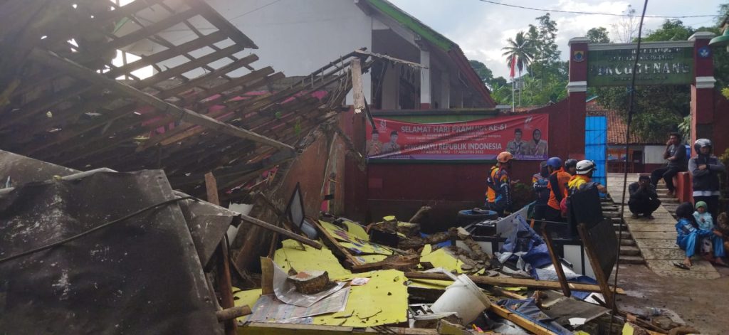 Rumah warga ambruk diterjang Gempa berskala 5,6 di Cianjur, Provinsi Jawa Barat pada Senin siang, 21 November 2022. (Dok.Basarnas)