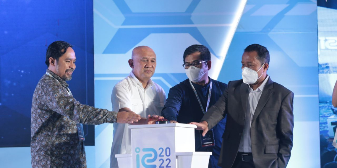 Menteri Koperasi dan UKM Teten Masduki membuka event Indonesian Digital Conference 2022 didampingi pengurus AMSI Pusat di Jakarta, Selasa, 22 November 2022. (Dok. AMSI)