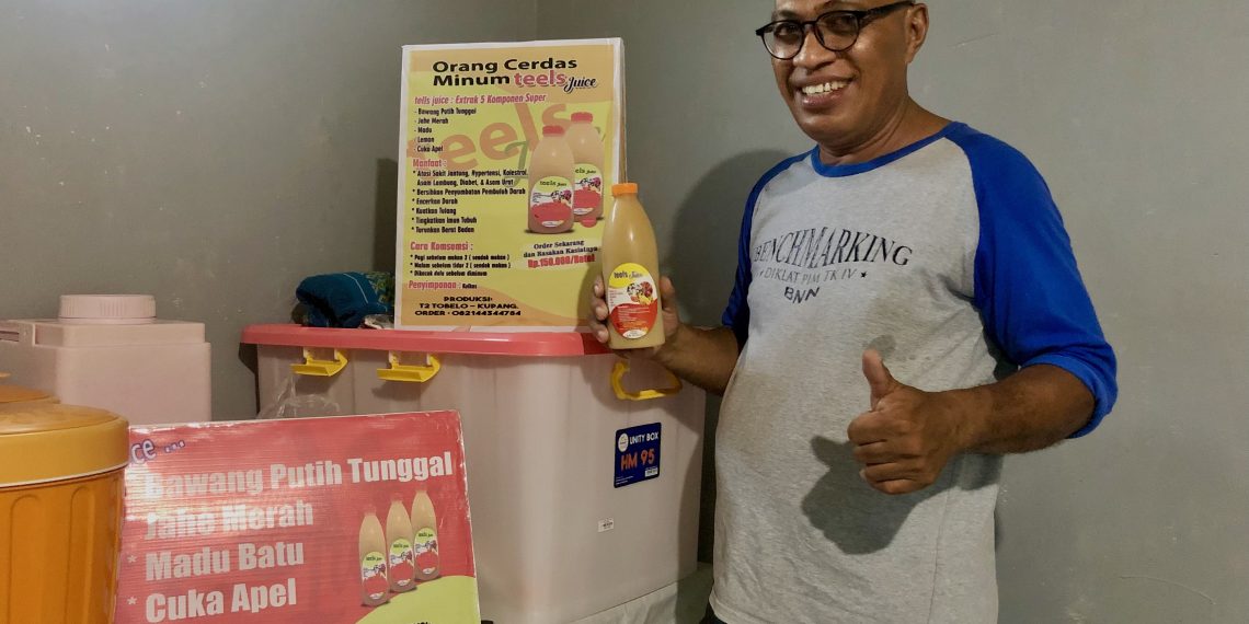 Toni Teelso bersama produk herbalnya, Teels Juice di rumah produksinya di Baumata, NTT (KatongNTT - Ruth)