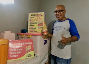 Toni Teelso bersama produk herbalnya, Teels Juice di rumah produksinya di Baumata, NTT (KatongNTT - Ruth)
