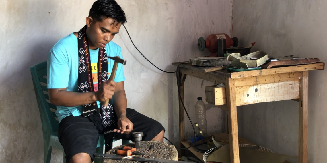 Angky Fiah, sedang membuat aksesoris antik NTT (Ruth-KatongNTT)