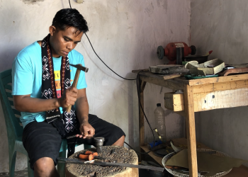 Angky Fiah, sedang membuat aksesoris antik NTT (Ruth-KatongNTT)