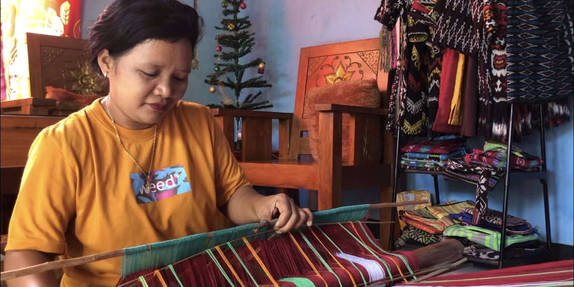 Yakoba Tanggu Dedo, penenun asal Sumba Timur yang kini menetap di Lasiana, Kupang (Ruth Botha-KatongNTT)