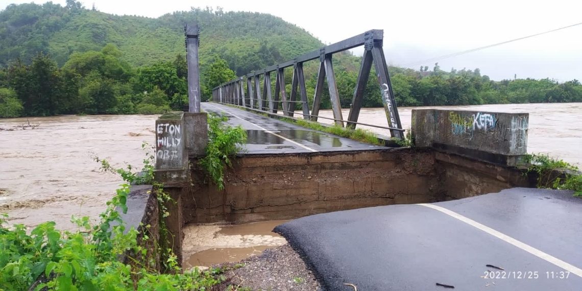 Jembatan Kapsali, jembatan penghubung untuk 4 kecamatan di Amfoang, yaitu Amfoang Barat Daya, Barat Laut, Utara dan Timur putus terkena hempasan banjir (Dok. BPBD Kab. Kupang)