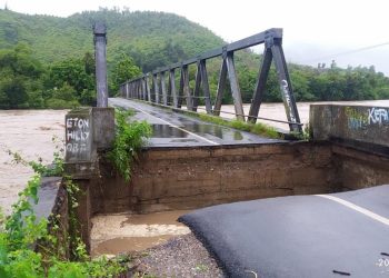 Jembatan Kapsali, jembatan penghubung untuk 4 kecamatan di Amfoang, yaitu Amfoang Barat Daya, Barat Laut, Utara dan Timur putus terkena hempasan banjir (Dok. BPBD Kab. Kupang)