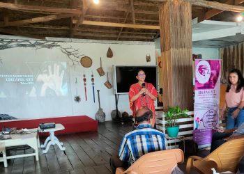 Direktur LBH Apik NTT Ansy Rihi Dara Memaparkan Catatan Akhir Tahun 2022 tentang Kekerasan Seksual di NTT pada Rabu, 21 Desember 2022 di Kota Kupang,. (Rita Hasugian-KatongNTT.com)
