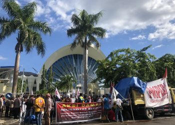 Warga Besipae melakukan aksi dan membuat kemah di depan kantor Gubernur NTT menuntut bertemu dengan Viktor Laiskodat (Ruth-KatongNTT)