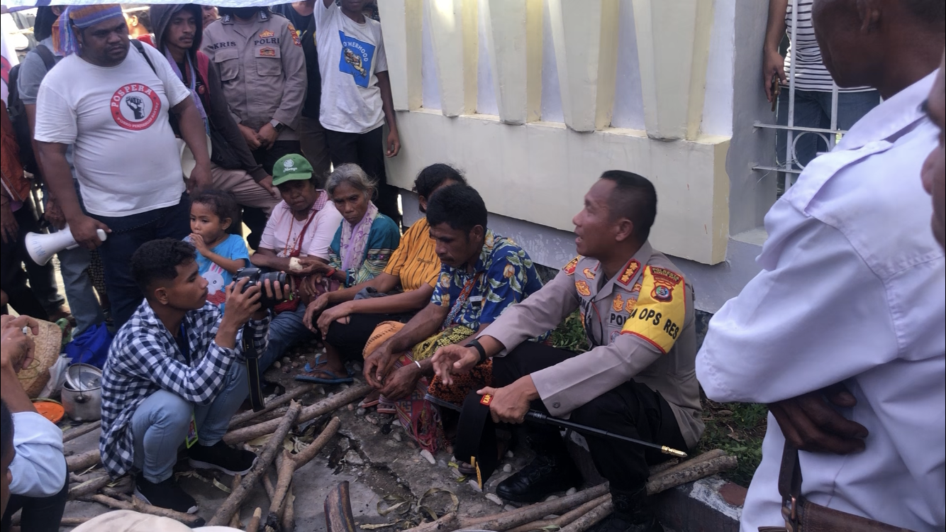 Kapolres Kupang Kota, Krisna Budhiaswanto duduk bersama para warga Besipae di depan kantor Gubernur NTT (Ruth-KatongNTT)