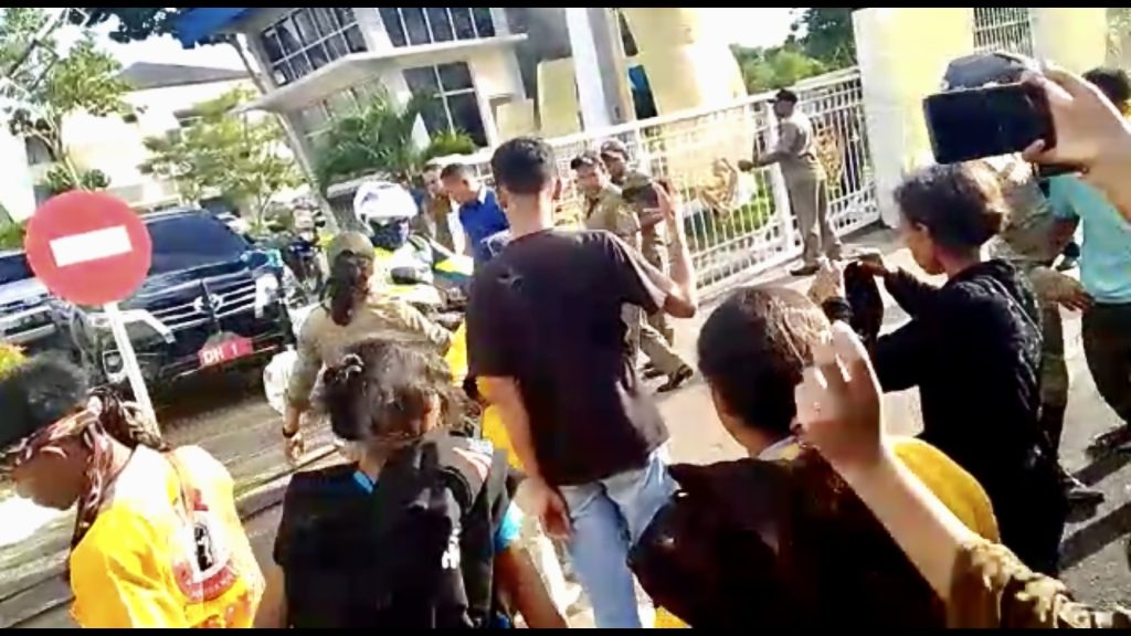 Mobil yang diduga membawa Gubernur NTT, Viktor Laiskodat keluar tanpa menanggapi masyarakat Pubabu yang sedang melakukan aksi (Tangkapan layar dari video Warga)