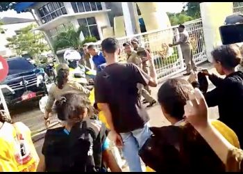 Mobil yang diduga membawa Gubernur NTT, Viktor Laiskodat keluar tanpa menanggapi masyarakat Pubabu yang sedang melakukan aksi (Tangkapan layar dari video Warga)