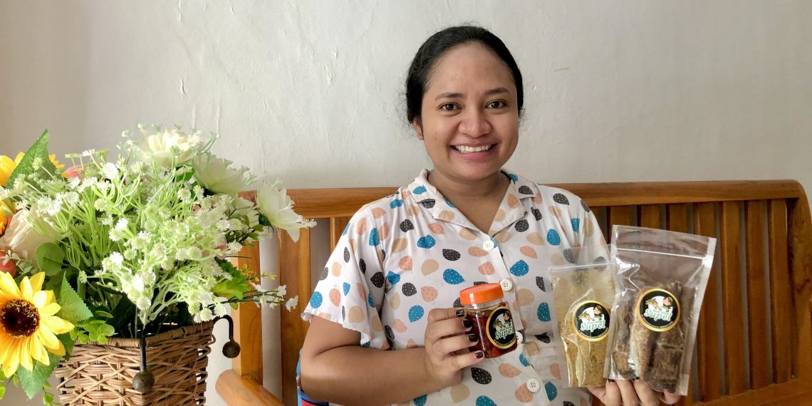 Chrisna Jacob bersama tiga produk olahan berbahan dasar Ikan Asap, di kediamannya di Noelbaki, NTT (Ruth-KatongNTT)