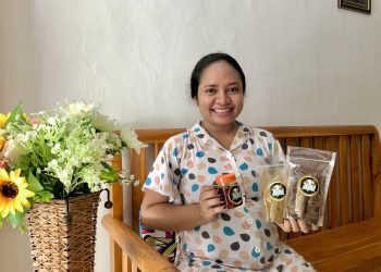 Chrisna Jacob bersama tiga produk olahan berbahan dasar Ikan Asap, di kediamannya di Noelbaki, NTT (Ruth-KatongNTT)