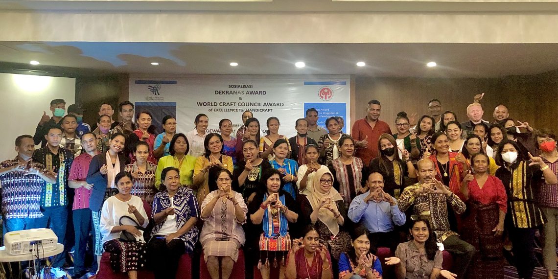 Para pengrajin di NTT bersama beberapa pengurus Dekranasda NTT dalam Sosialisasi Dekranas Award (Ruth-KatongNTT)