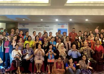 Para pengrajin di NTT bersama beberapa pengurus Dekranasda NTT dalam Sosialisasi Dekranas Award (Ruth-KatongNTT)