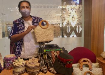 Yustin Sadji, salah satu pelaku UMKM NTT, pengrajin kerajnan tenun dan anyaman dari Kabupaten Kupang (Ruth-KatongNTT)
