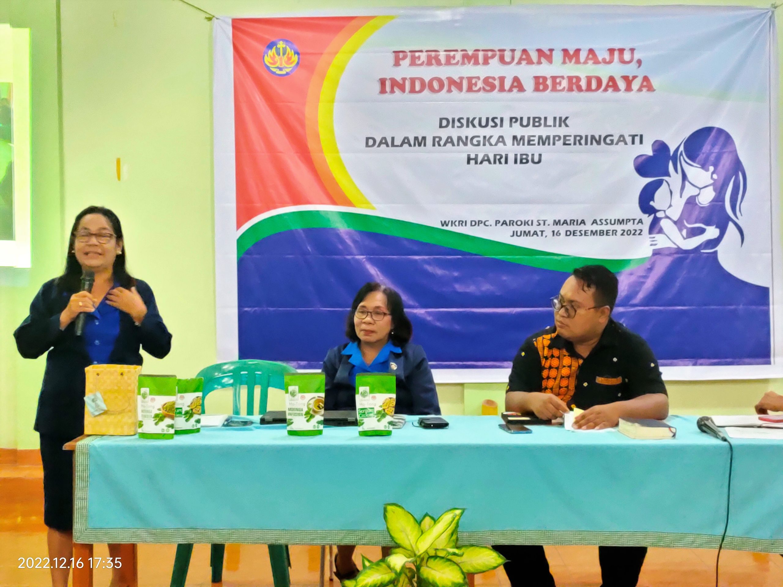 Raineldis Hayon memaparkan tentang pemberdayaan ekonomi perempuan NTT dalam Dialog Publik Perempuan Berdaya Indonesia Maju di Kota Kupang pada Jumat 16 Desember 2022 (Rita Hasugian-KatongNTT.com)