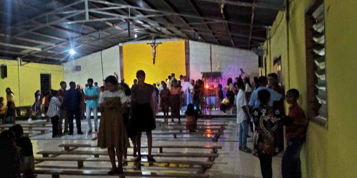 Suasana Pasca Misa Malam Natal di Gereja Paroki Santa Perawan Maria Ratu , Stasi Pruda di Desa Pruda, Kecamatan Waiblama ,Kabupaten Sikka, Provinsi NTT, Sabtu 24 Desember 2022. (Difan -KatongNTT.com)