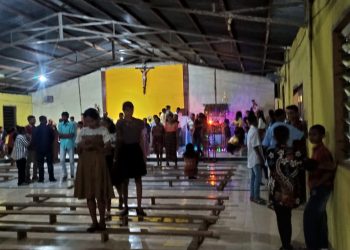 Suasana Pasca Misa Malam Natal di Gereja Paroki Santa Perawan Maria Ratu , Stasi Pruda di Desa Pruda, Kecamatan Waiblama ,Kabupaten Sikka, Provinsi NTT, Sabtu 24 Desember 2022. (Difan -KatongNTT.com)