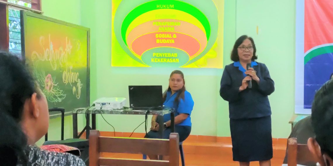 Veronika Ata menjelaskan mitos yang memicu kekerasan terhadap anak dan perempuan dalam dialog publik Perempuan Berdaya Indonesia Maju di Kota Kupang, NTT, Jumat 16 Desember 2022 (Rita Hasugian-KatongNTT.com)