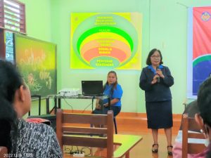 Veronika Ata menjelaskan mitos yang memicu kekerasan terhadap anak dan perempuan dalam dialog publik Perempuan Berdaya Indonesia Maju di Kota Kupang, NTT, Jumat 16 Desember 2022 (Rita Hasugian-KatongNTT.com)