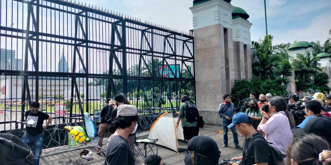 Masyarakat sipil menggelar unjuk rasa di depan Gedung DPR RI di Senayan, Jakarta untuk menolak pengesahan RKUHP pada 6 Desember 2022. (Istimewa)
