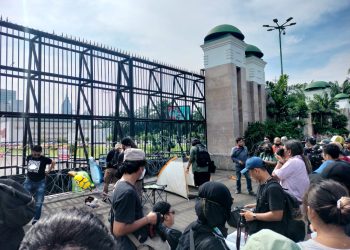 Masyarakat sipil menggelar unjuk rasa di depan Gedung DPR RI di Senayan, Jakarta untuk menolak pengesahan RKUHP pada 6 Desember 2022. (Istimewa)