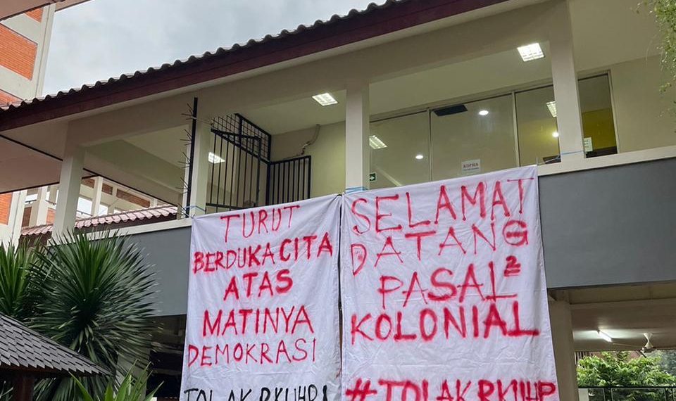 Aksi penolakan mahasiswa FH UI di Depok, atas pengesahan RKUHP oleh DPR pada 6 Desember 2022. (Istimewa).
