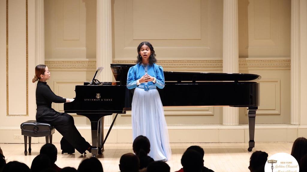 Beatrice Consolata Gobang unjuk kemampuan di panggung Carnegie Hall di New York City, akhir Desember 2022. (Dok.Keluarga) 
