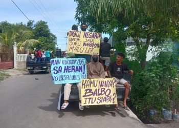 Aksi Bekuk di Polres Lembata, NTT atas kasus penganiayaan ODGJ yang diduga dilakukan oleh polisi (Dok. Bentaranet)