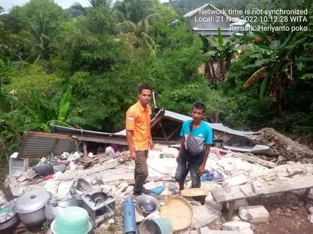 Rumah satu warga di Amarasi Selatan yang runtuh akibat gempa bumi pada 20 November 2022 (Dok. BPBD Kab. Kupang)