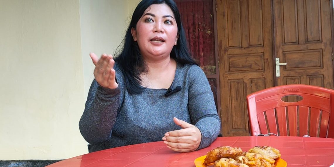 Evi Novesa Rinni pemilik UMKM Pisang Goreng Madu Dimadu di Kota Kupang (Rita Hasugian-KatongNTT.com)