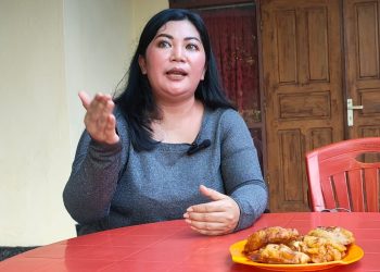 Evi Novesa Rinni pemilik UMKM Pisang Goreng Madu Dimadu di Kota Kupang (Rita Hasugian-KatongNTT.com)