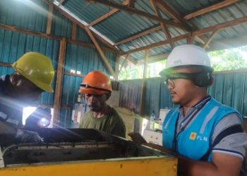 Personil PT PLN sedang memperbaiki gardu yang padam setelah terjadi kebakaran mesin pembangkit di PLTD Seba di Sabu Raijua NTT pada Jumat malam 20 Januari 2023 (Dok PLN)