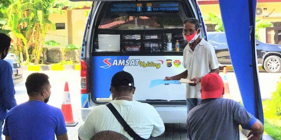 Proses pembayaran pajak kendaraan secara manual di Samsat Keliling, Kota Kupang (Putra Bali Mula - KatongNTT.com)