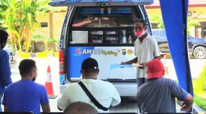 Proses pembayaran pajak kendaraan secara manual di Samsat Keliling, Kota Kupang (Putra Bali Mula - KatongNTT.com)