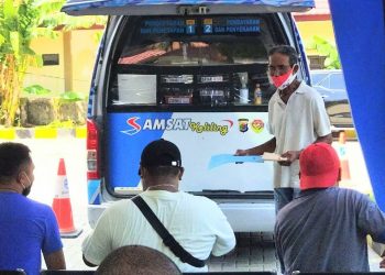 Proses pembayaran pajak kendaraan secara manual di Samsat Keliling, Kota Kupang (Putra Bali Mula - KatongNTT.com)