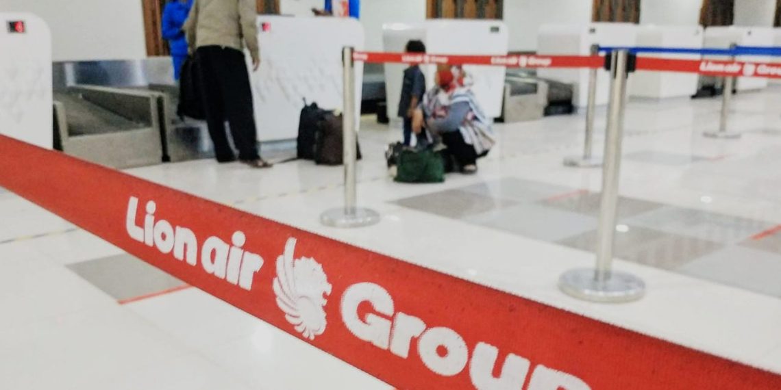 Suasana di konter boarding pass di Bandara El Tari Kupang. (Putra Bali Mula - KatongNTT.com)