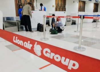 Suasana di konter boarding pass di Bandara El Tari Kupang. (Putra Bali Mula - KatongNTT.com)