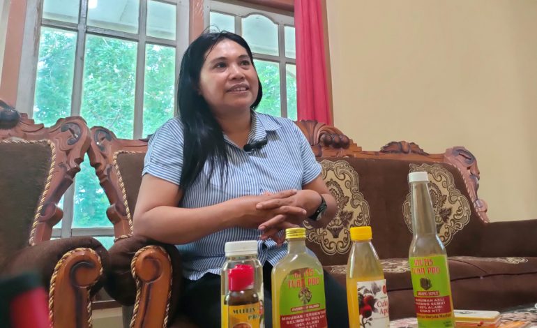 Aksa M Nenobesi pemilik UMKM Mutis Tuak Pro untuk produksi fermentasi buah dan sayuran di NTT (Rita Hasugian - KatongNTT.com)