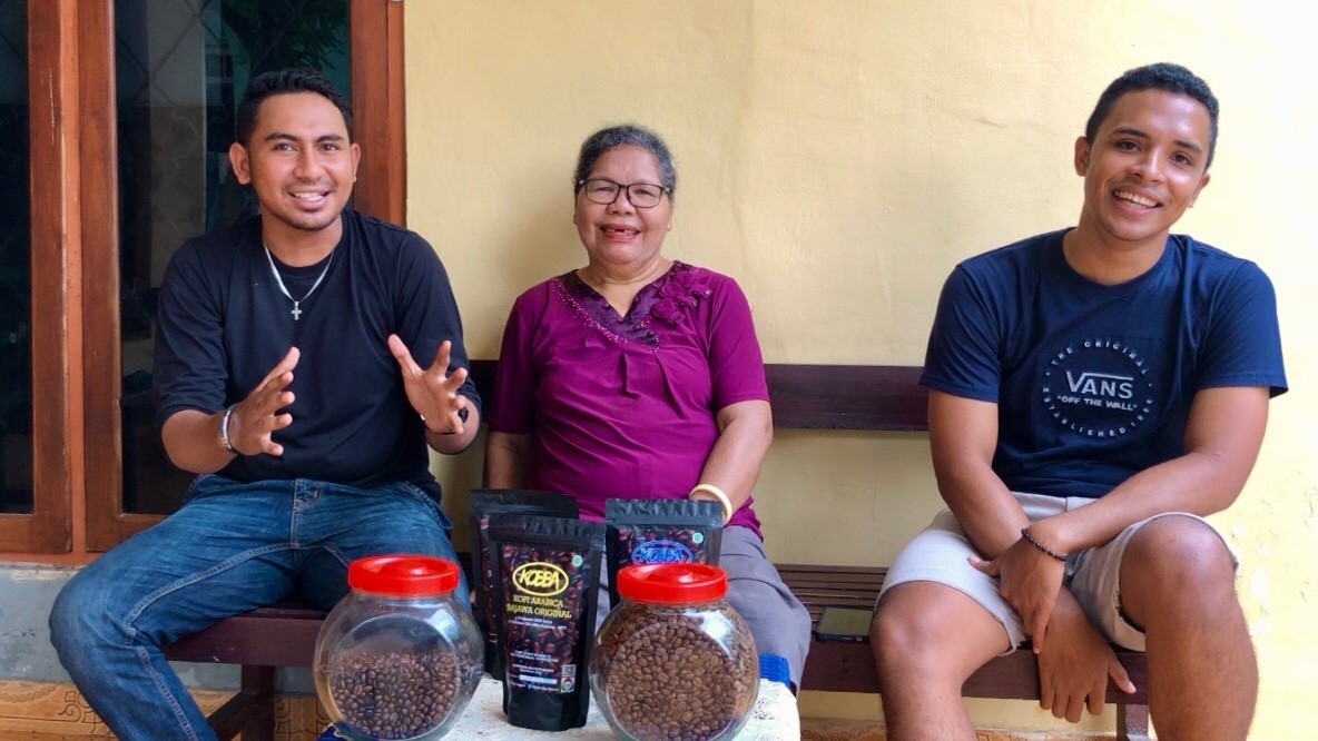 (Dari kiri ke kanan) Sandi, Maria, dan Nunu pengelola kopi Kobba, dalam wawancara bersama di rumah mereka di Liliba, Kota Kupang,NTT (Ruth-KatongNTT.com)