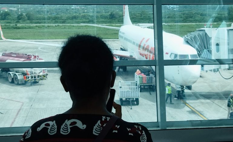 Pesawat Lion Air dilihat dari ruang keberangkatan Bandara El Tari Kupang. (Putra Bali Mula - KatongNTT.com)