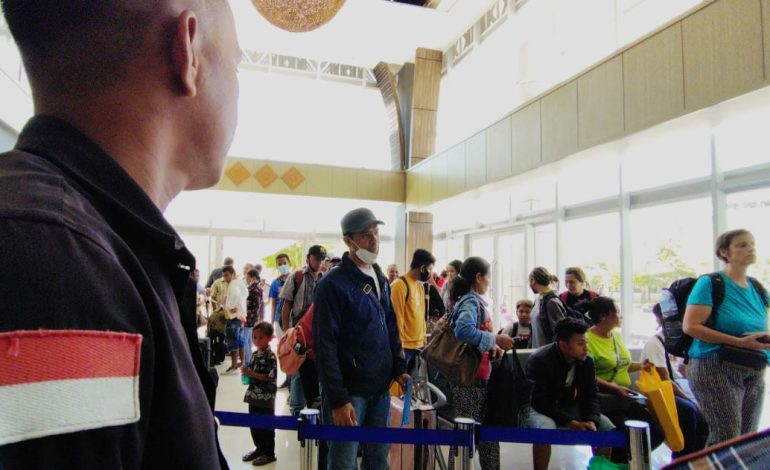 Petugas PLBN Motaain memantau kedatangan pelintas dari Timor Leste yang memasuki ruang tunggu pemeriksaan (Putra Bali Mula - KatongNTT.com)