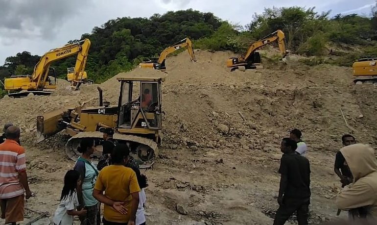 Sebanyak 7 unit eksavator dan satu buldozer mengeruk tanah longsor di Takari Kabpaten Kupang Provinsi NTT pada 19 Februari 2023. (Putra Bali Mula - KatongNTT.com)